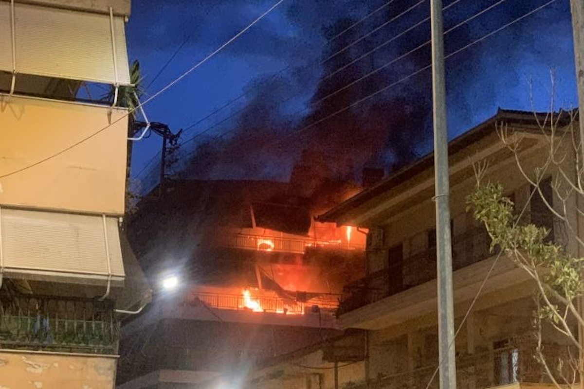 Φωτιά σε διαμερίσματα πολυκατοικίας στην Αλεξάνδρεια Ημαθίας - Απεγκλωβίστηκε ηλικιωμένος
