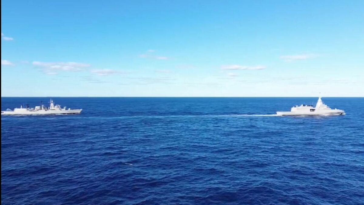 Η φρεγάτα «Κίμων» πλέει στα ελληνικά χωρικά ύδατα