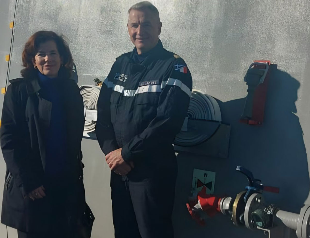 Μήνυμα της πρέσβειρας της Γαλλίας από το κατάστρωμα της φρεγάτας «Κίμων»: «Καλές θάλασσες στο πλήρωμα του»