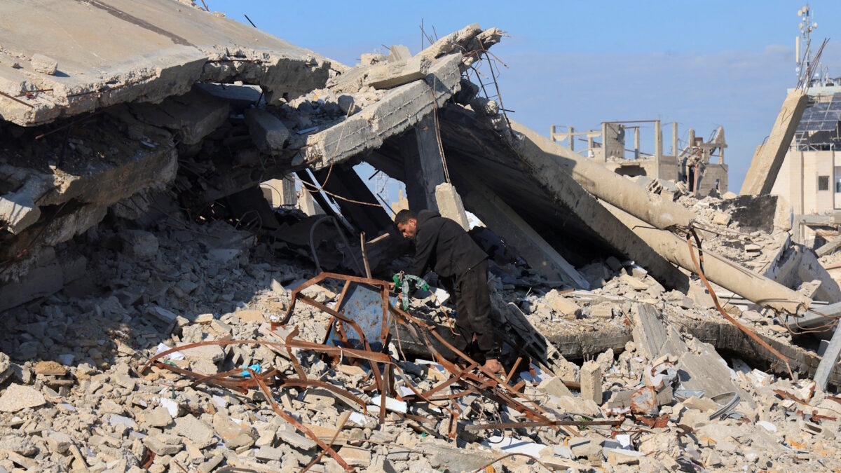 Παλαιστίνιος ψάχνει σε ερείπια για συγγενείς ή φίλους μετά από βομβαρδισμό του Ισραήλ