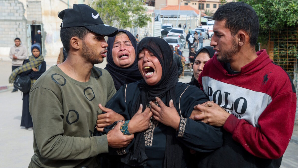 Γυναίκες θρηνούν τους νεκρούς Παλαιστίνιους από τα ισραηλινά πυρά