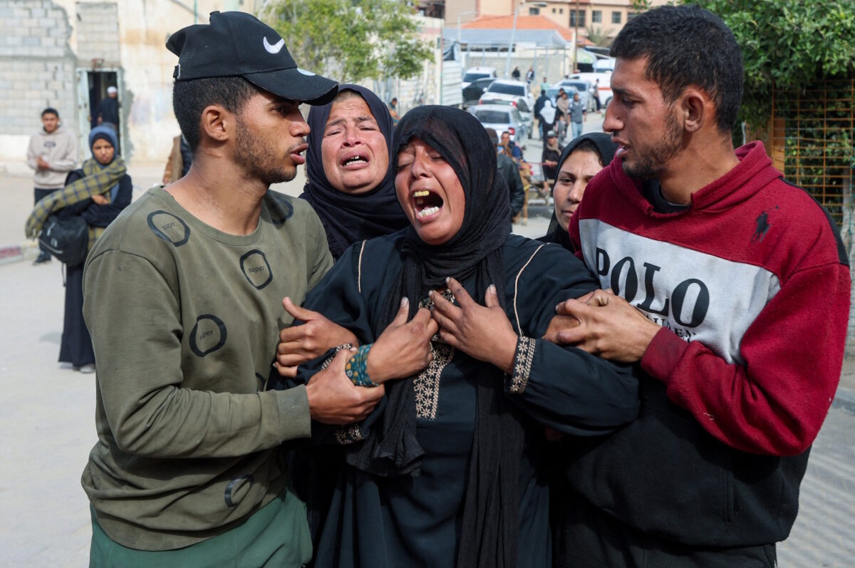 Γυναίκες θρηνούν τους νεκρούς Παλαιστίνιους από τα ισραηλινά πυρά