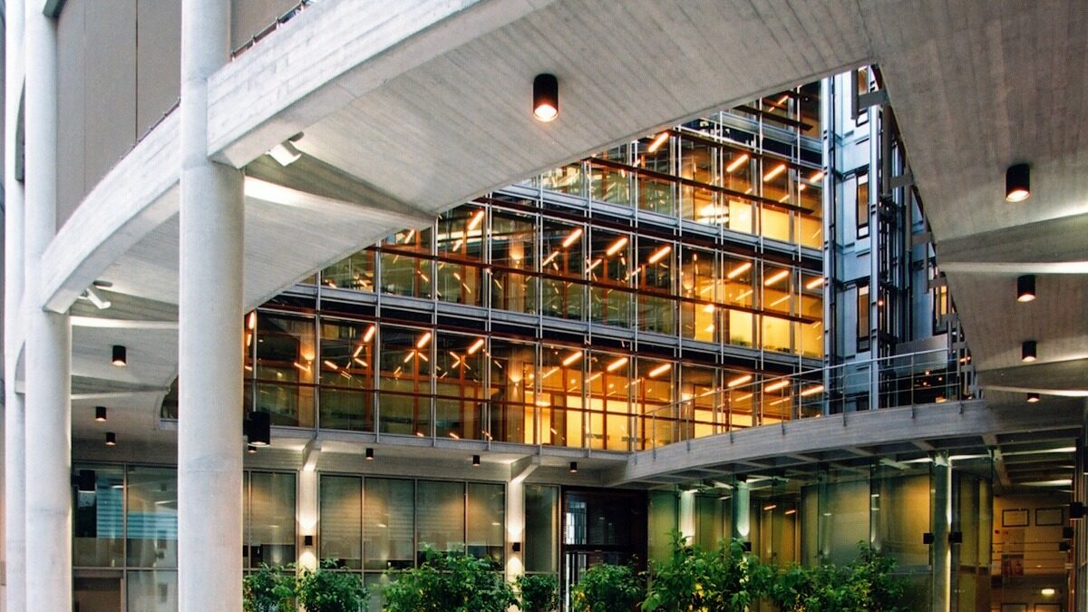 ΓΕΚ ΤΕΡΝΑ: Γιατί ορίζει τιμή-στόχο στα 49 ευρώ η Santander