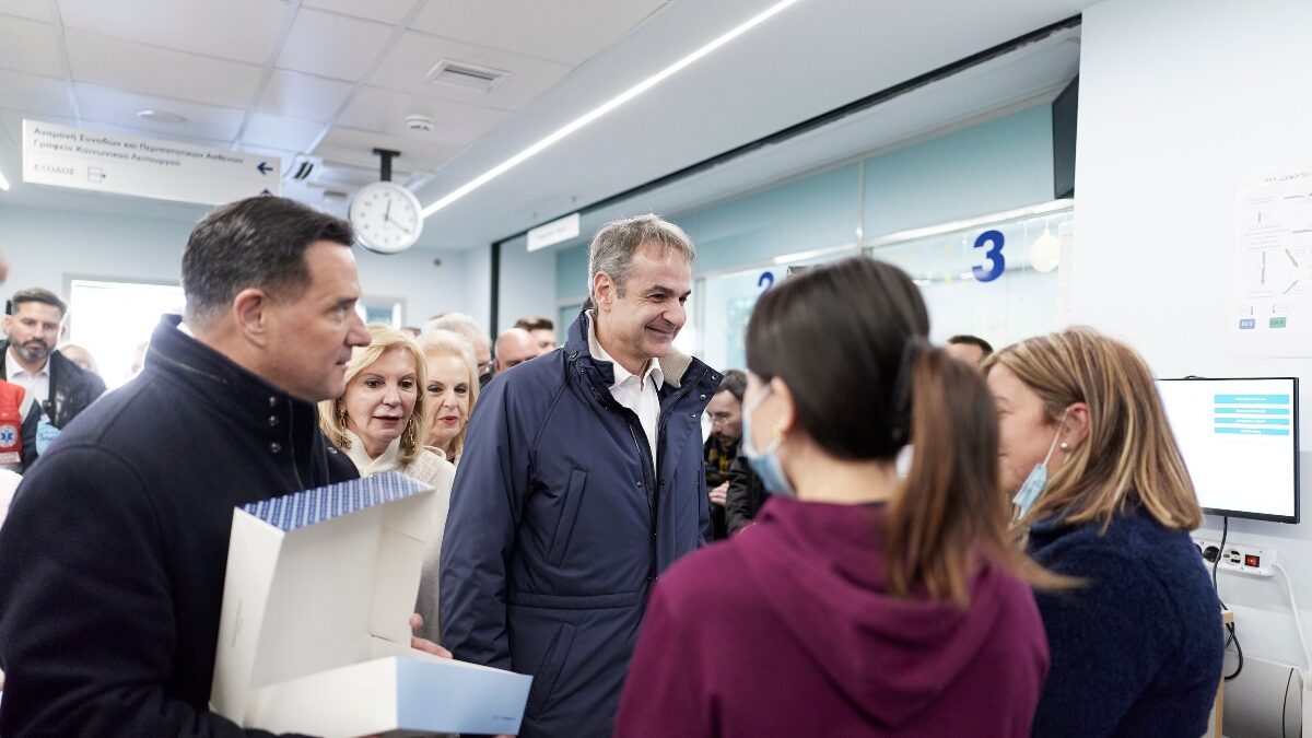 Κυριάκος Μητσοτάκης και Άδωνις Γεωργιάδης επισκέφτηκαν το «Γ. Γεννηματάς» και αντάλλαξαν ευχές με ασθενείς και προσωπικό