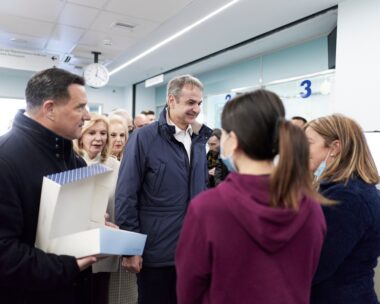 Κυριάκος Μητσοτάκης και Άδωνις Γεωργιάδης επισκέφτηκαν το «Γ. Γεννηματάς» και αντάλλαξαν ευχές με ασθενείς και προσωπικό