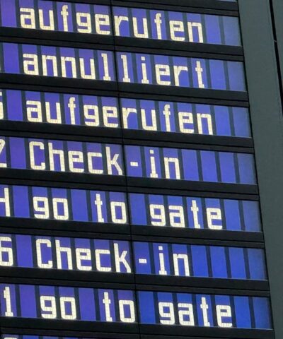 Πίνακας αναχωρήσεων δείχνει τις ακυρωμένες πτήσεις και τις πύλες check-in στο αεροδρόμιο του Μονάχου, λόγω της εμφάνισης drone