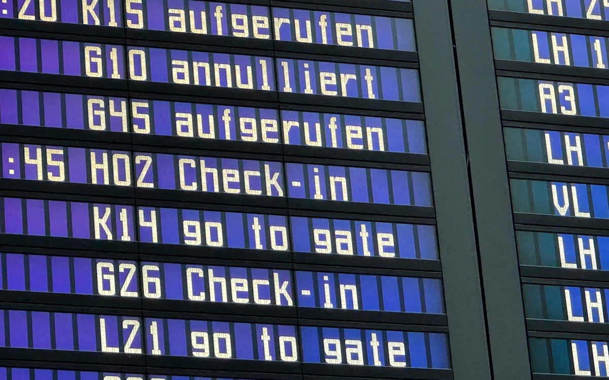 Πίνακας αναχωρήσεων δείχνει τις ακυρωμένες πτήσεις και τις πύλες check-in στο αεροδρόμιο του Μονάχου, λόγω της εμφάνισης drone