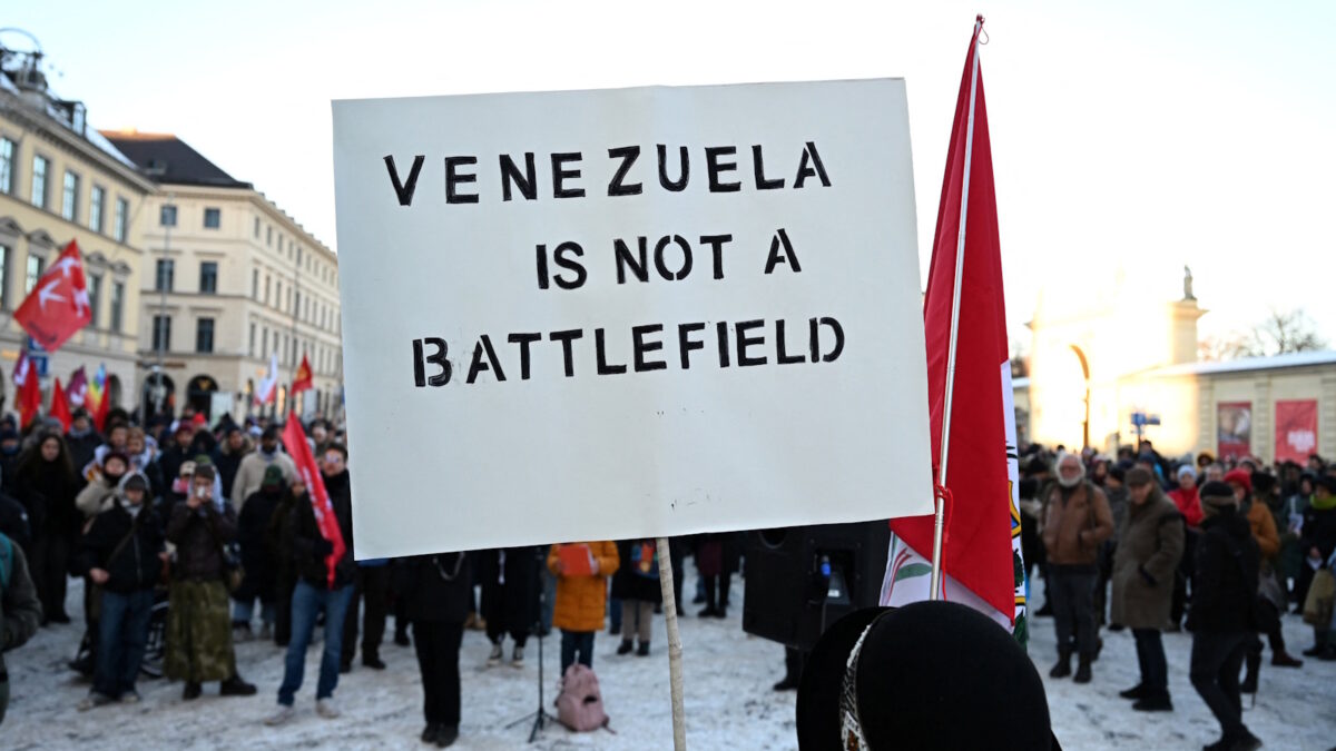 Γερμανοί διαδηλωτές κατά της επίθεσης των ΗΠΑ στη Βενεζουέλα