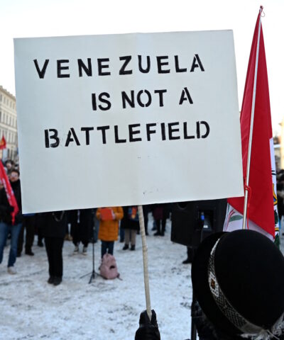 Γερμανοί διαδηλωτές κατά της επίθεσης των ΗΠΑ στη Βενεζουέλα
