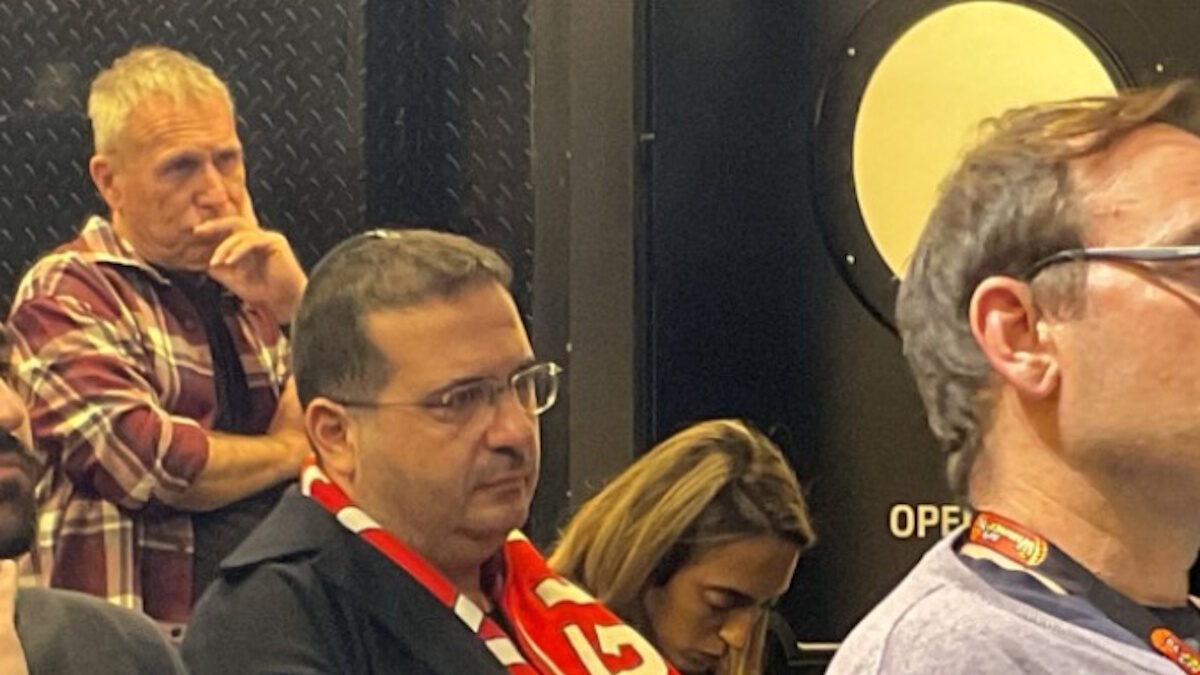 Ο ιδιοκτήτης της Χάποελ Τελ Αβίβ πήγε στη συνέντευξη Τύπου και έκανε ερώτηση στον Δημήτρη Ιτούδη