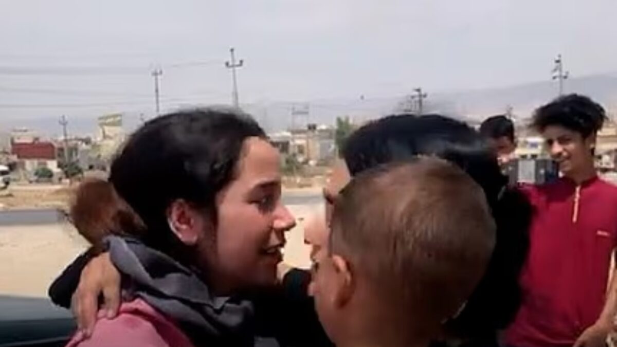 Κοπέλα αγκαλιάζει συγγενείς της