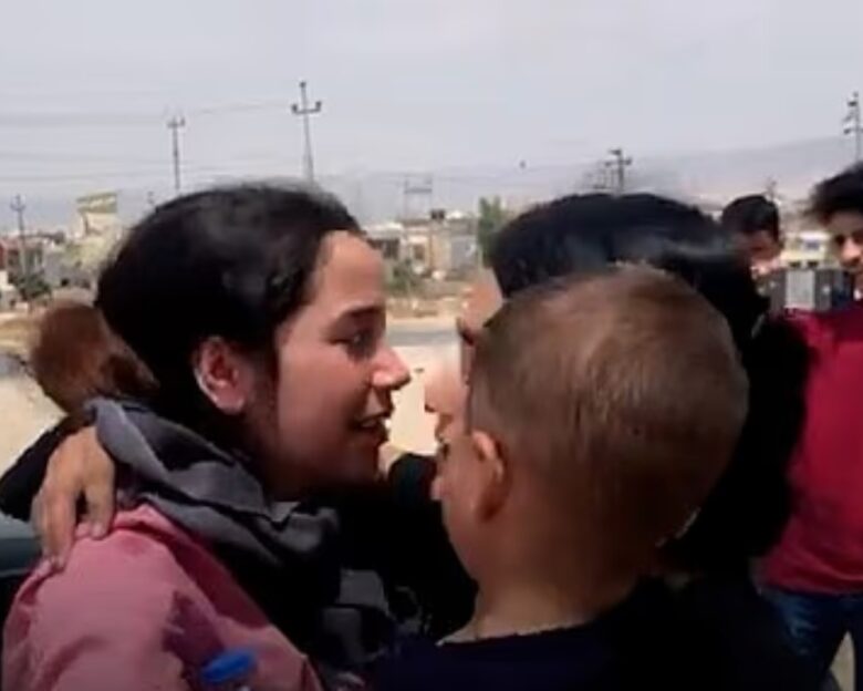 Κοπέλα αγκαλιάζει συγγενείς της