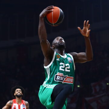 Ο Γκραντ σε αγώνα με τον Ολυμπιακό (ΜΑΡΚΟΣ ΧΟΥΖΟΥΡΗΣ