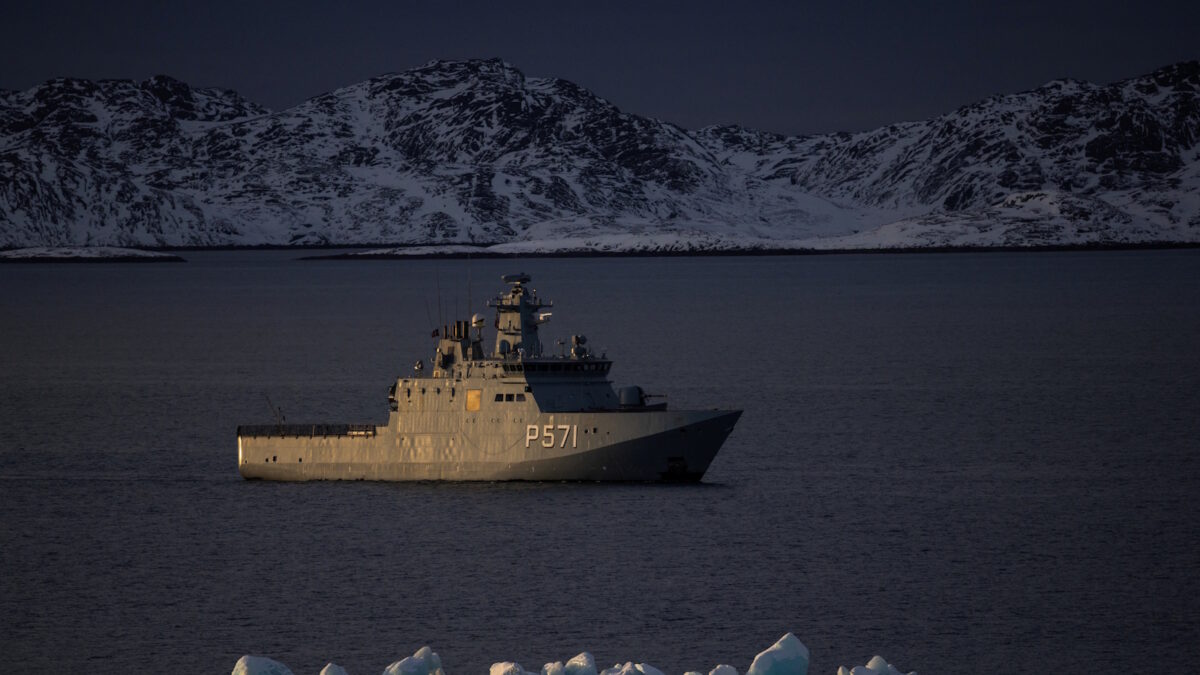 Πλοίο του βασιλικού Πολεμικού Ναυτικού της Δανίας ανοιχτά της Γροιλανδίας