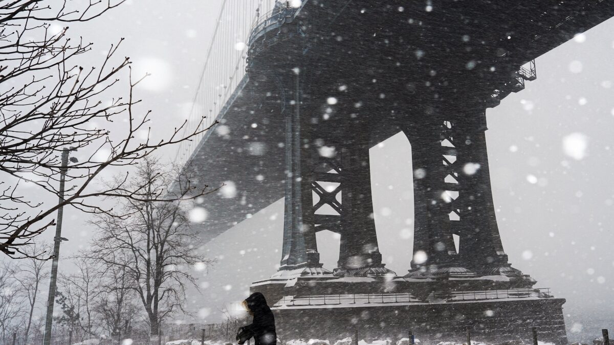 χιονσμένη γέφυρα του Μανχάταν