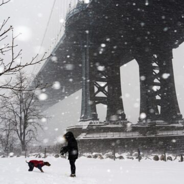 χιονσμένη γέφυρα του Μανχάταν