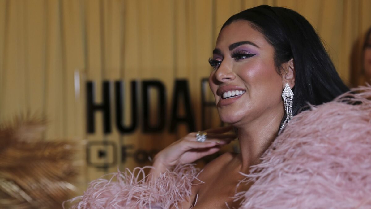Η Huda Kattan, η ιδρύτρια της Huda Beauty