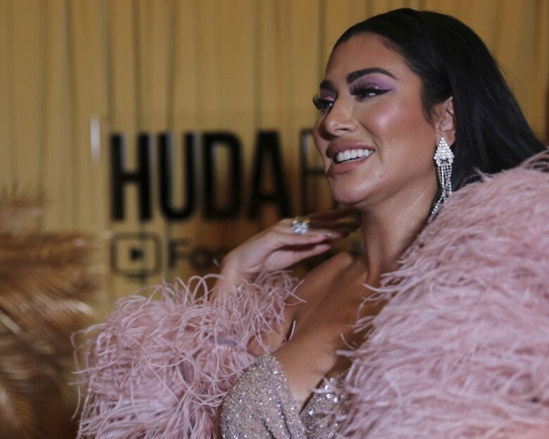 Η Huda Kattan, η ιδρύτρια της Huda Beauty