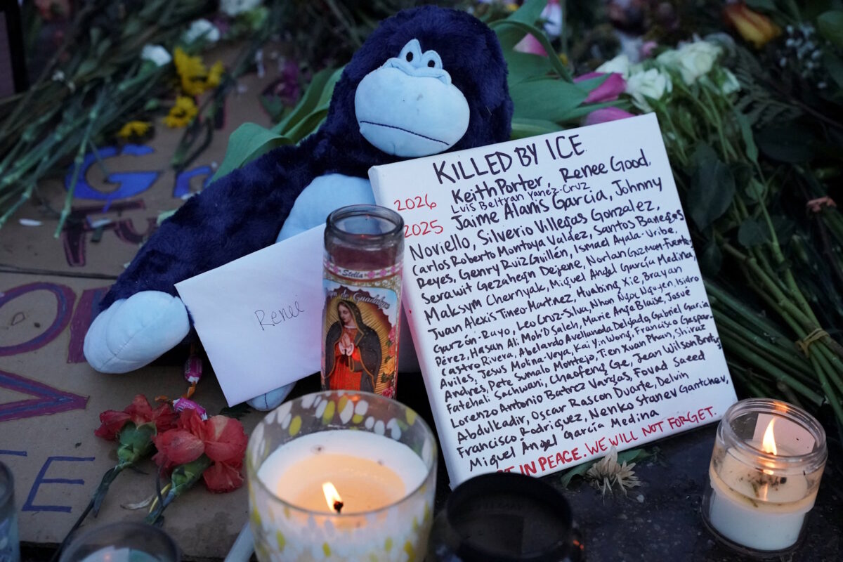 Λουλούδια, κεριά και ένα λούτρινο παιχνίδι σε ένα αυτοσχέδιο μνημείο κοντά στο σημείο της δολοφονίας της Ρενέ Νικόλ Γκουντ από πράκτορα της ICE