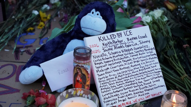 Λουλούδια, κεριά και ένα λούτρινο παιχνίδι σε ένα αυτοσχέδιο μνημείο κοντά στο σημείο της δολοφονίας της Ρενέ Νικόλ Γκουντ από πράκτορα της ICE