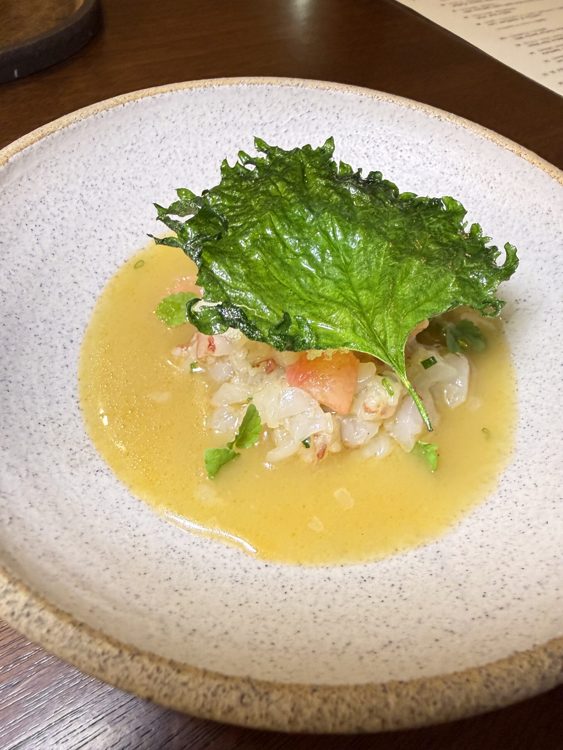 Το tartare γαρίδας με λεπτές νότες εσπεριδοειδών και crispy φύλλο shiso.
