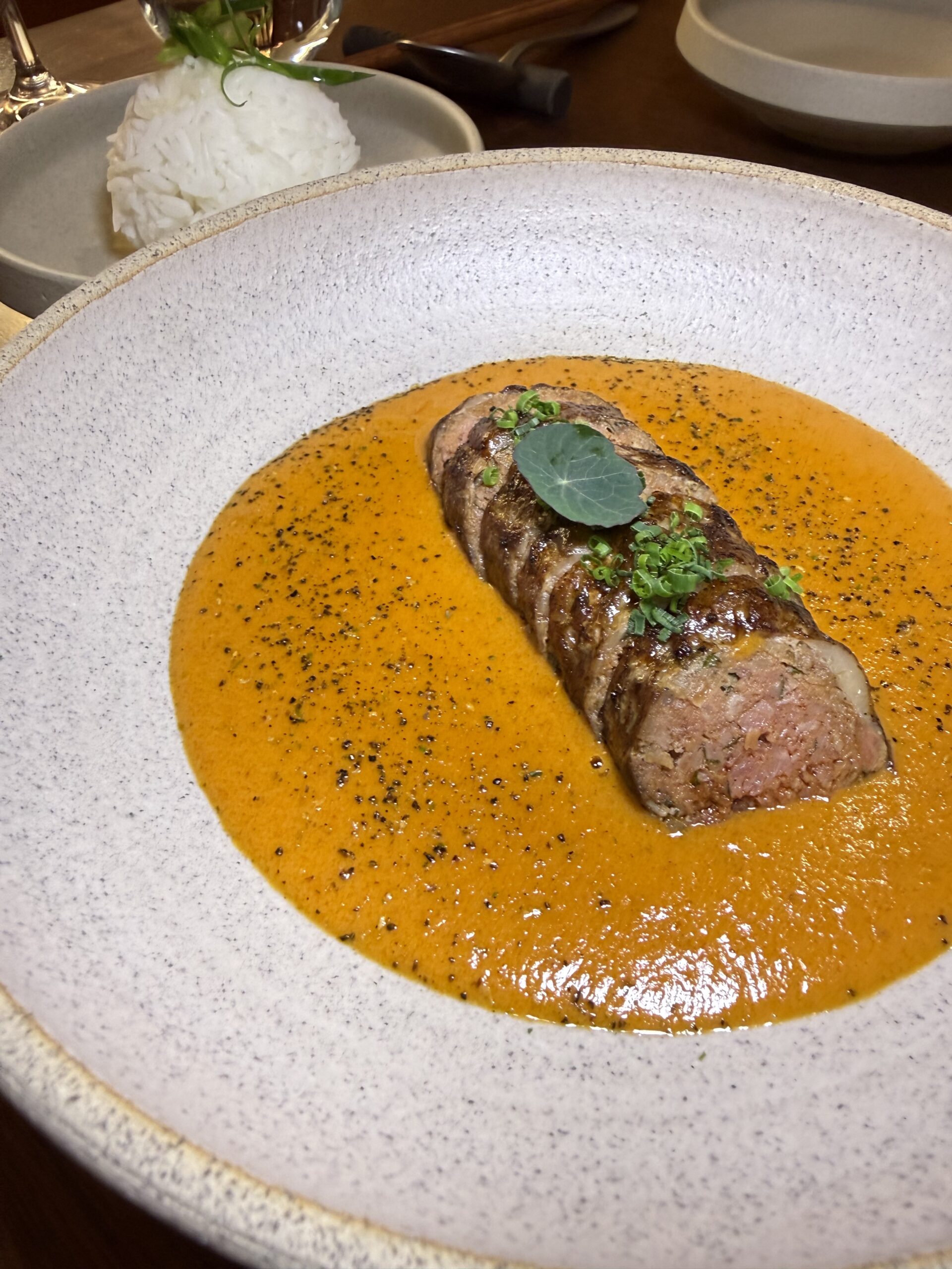 Η «σεφταλιά» με κόκκινο κάρυ.