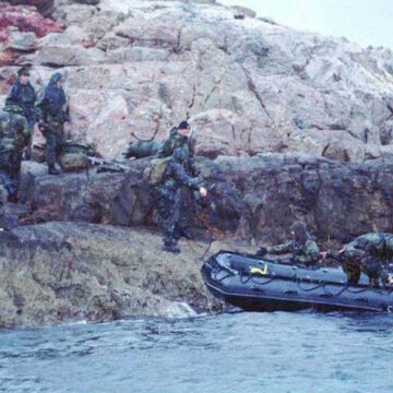 Η ομάδα των Τούρκων βατραχανθρώπων αποχωρεί από την δυτική Ίμια το πρωί της 31ης Ιανουαρίου 1996