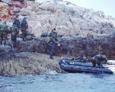 Η ομάδα των Τούρκων βατραχανθρώπων αποχωρεί από την δυτική Ίμια το πρωί της 31ης Ιανουαρίου 1996