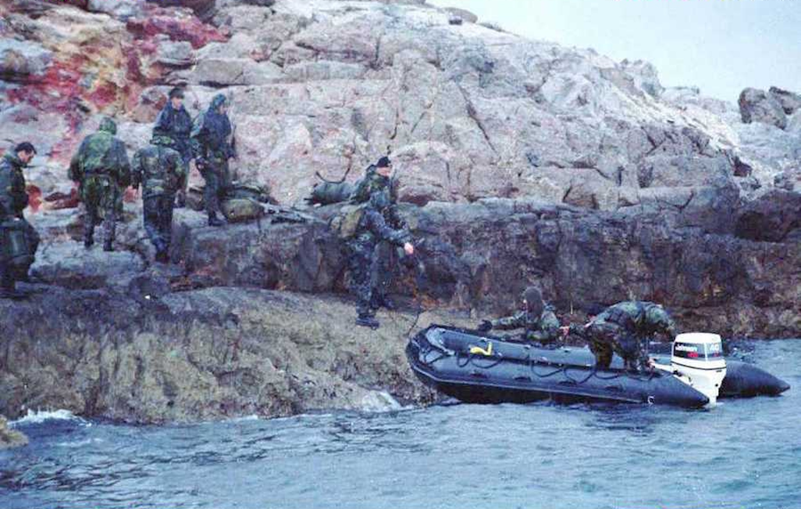 Η ομάδα των Τούρκων βατραχανθρώπων αποχωρεί από την δυτική Ίμια το πρωί της 31ης Ιανουαρίου 1996