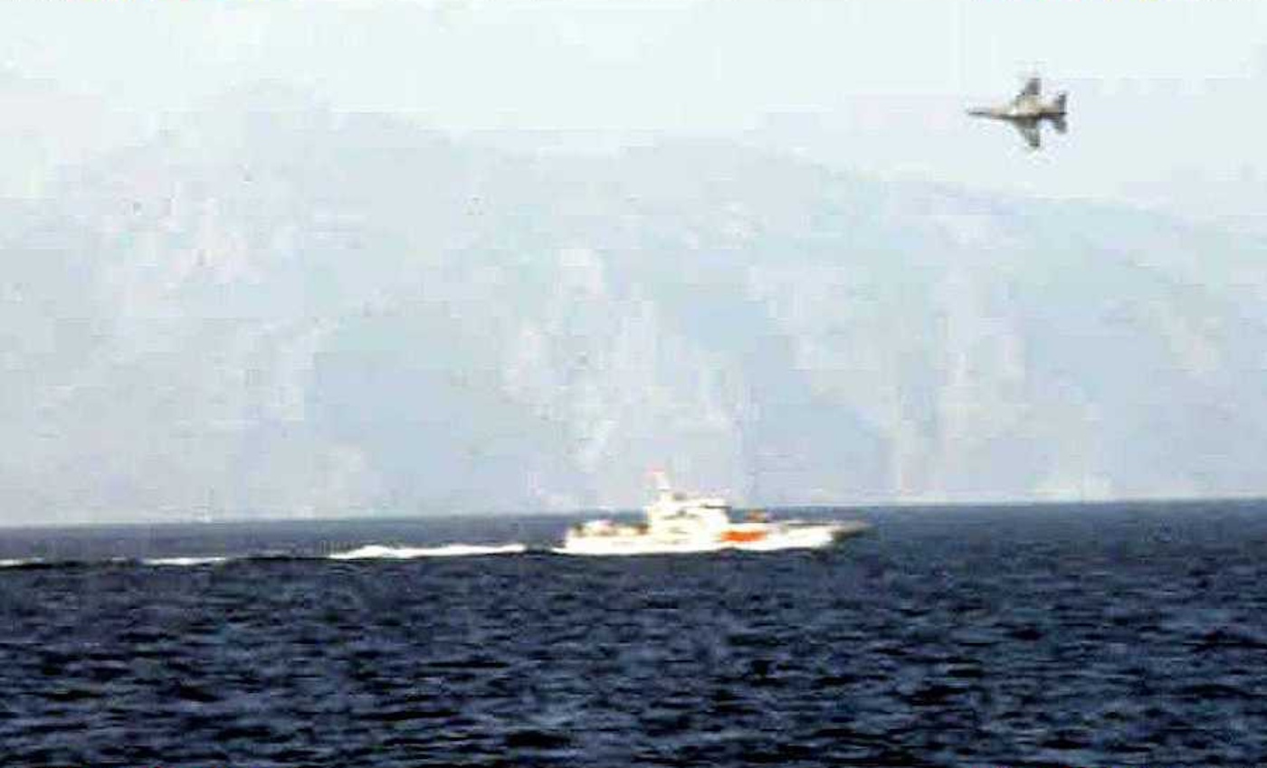 Ελληνικό μαχητικό αεροσκάφος πετάει πάνω από σκάφος της τουρκικής Ακτοφυλακής στις 29 Ιανουαρίου 1996 κοντά στα Ίμια