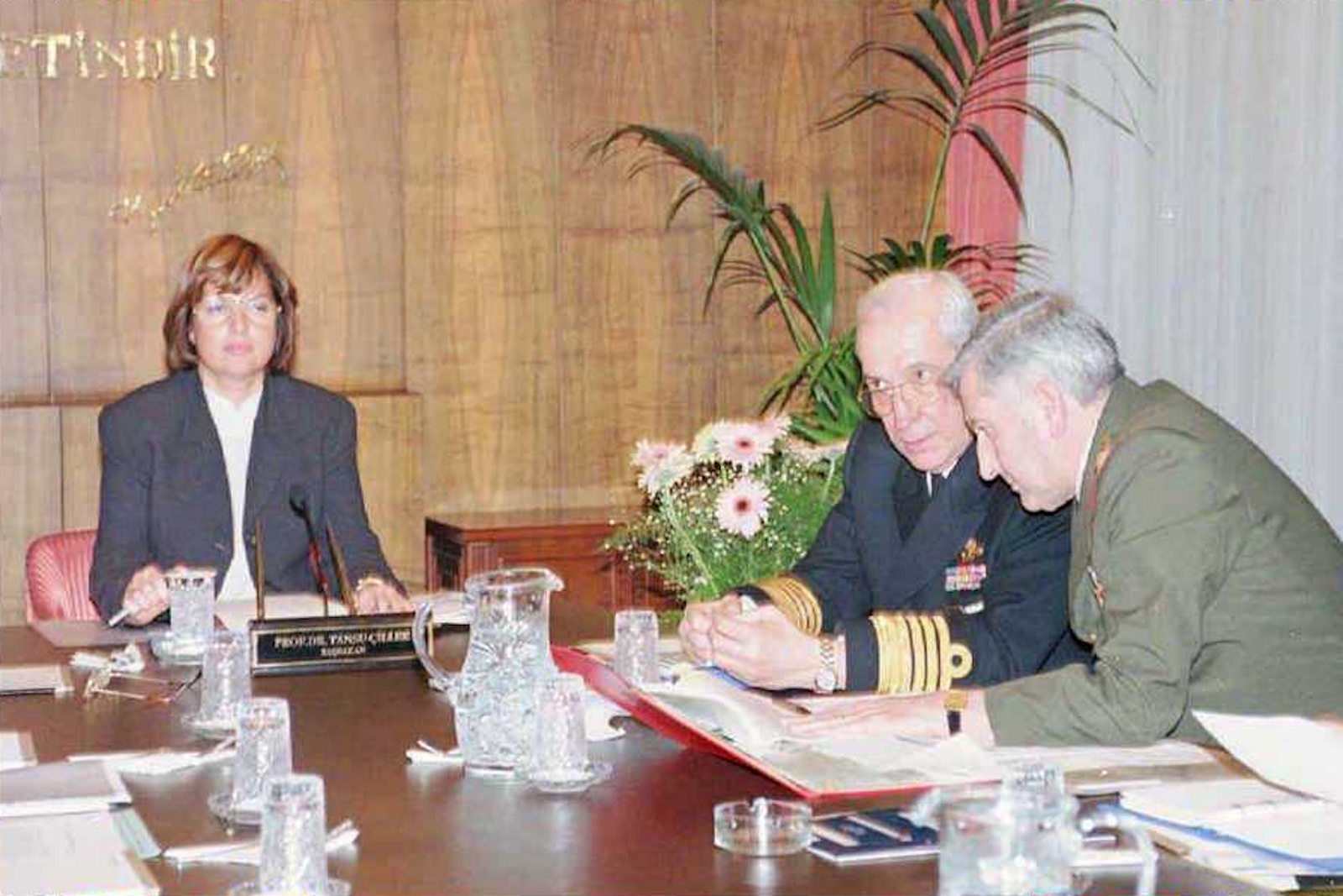 Η πρωθυπουργός της Τουρκίας, Τανσού Τσιλέρ, προεδρεύει σε ειδική συνάντηση αργά το βράδυ στις 29 Ιανουαρίου 1996 με τον αρχηγό του τουρκικού Πολεμικού Ναυτικού Ναύαρχο Γκιουβέν Ερκαγιά και τον αναπληρωτή αρχηγό του τουρκικού Γενικού Επιτελείου ενόπλων Δυνάμεων, Στρατηγό Τσεβίκ Μπιρ με φόντο την κλιμάκωση των εντάσεων στα Ίμια