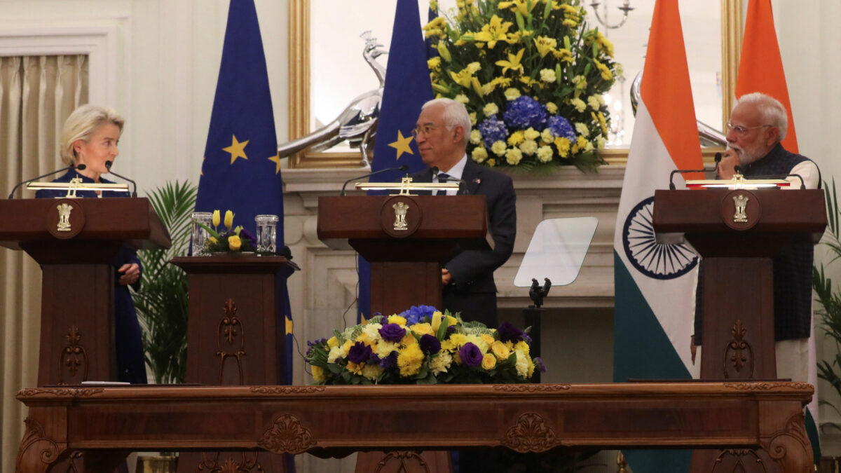 Η πρόεδρος της Ευρωπαϊκής Επιτροπής Ούρσουλα φον ντερ Λάιεν, ο πρόεδρος του Ευρωπαϊκού Συμβουλίου Αντόνιο Κόστα και ο πρωθυπουργός της Ινδίας Ναρέντρα Μόντι σε κοινή συνέντευξη Τύπου στο Hyderabad House στο Νέο Δελχί