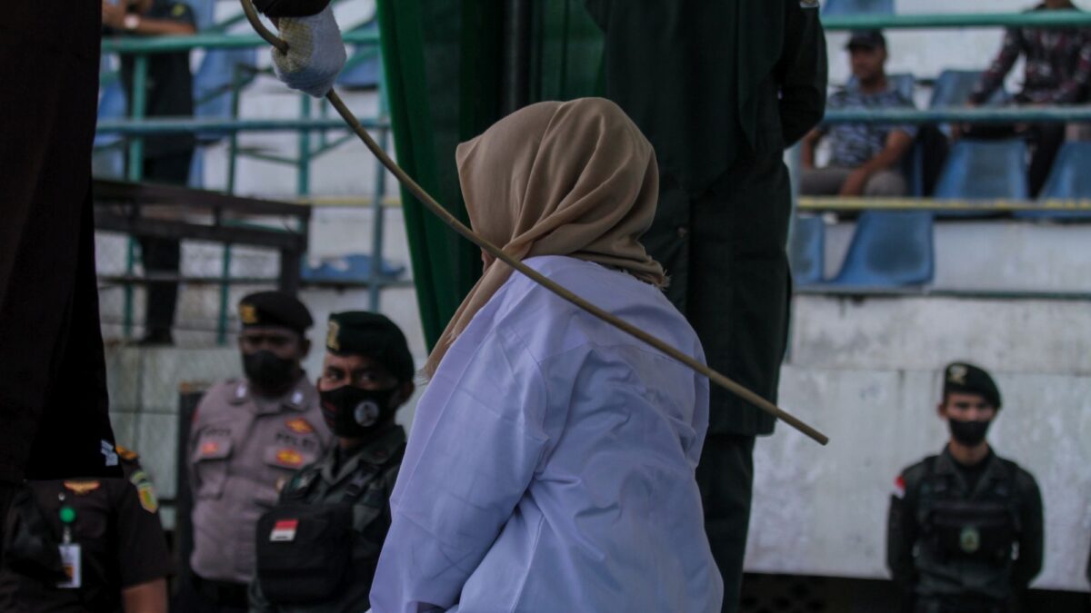 Ζευγάρι στην Ινδονησία υποβλήθηκε σε δημόσια μαστίγωση