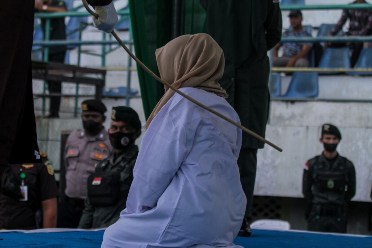 Ζευγάρι στην Ινδονησία υποβλήθηκε σε δημόσια μαστίγωση