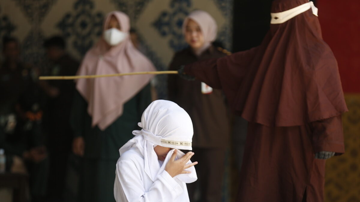 Μαστίγωμα ζευγαριού στην Ινδονησία
