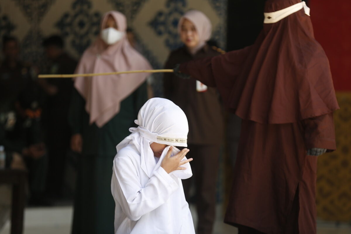 Ινδονησία: Φωτογραφίες από την τιμωρία παράνομου ζευγαριού με 140 ραβδισμούς - Η γυναίκα δεν άντεξε και λιποθύμησε