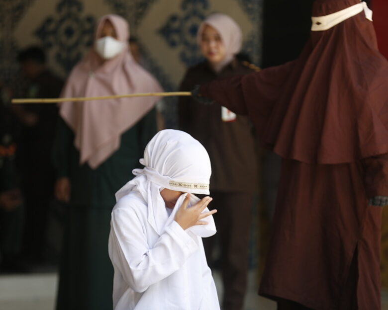 Μαστίγωμα ζευγαριού στην Ινδονησία
