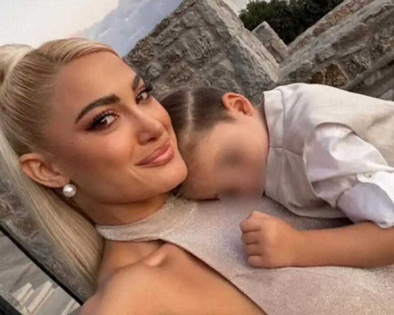 Η Ιωάννα Τούνη αγκαλιά με τον γιο της, Πάρη