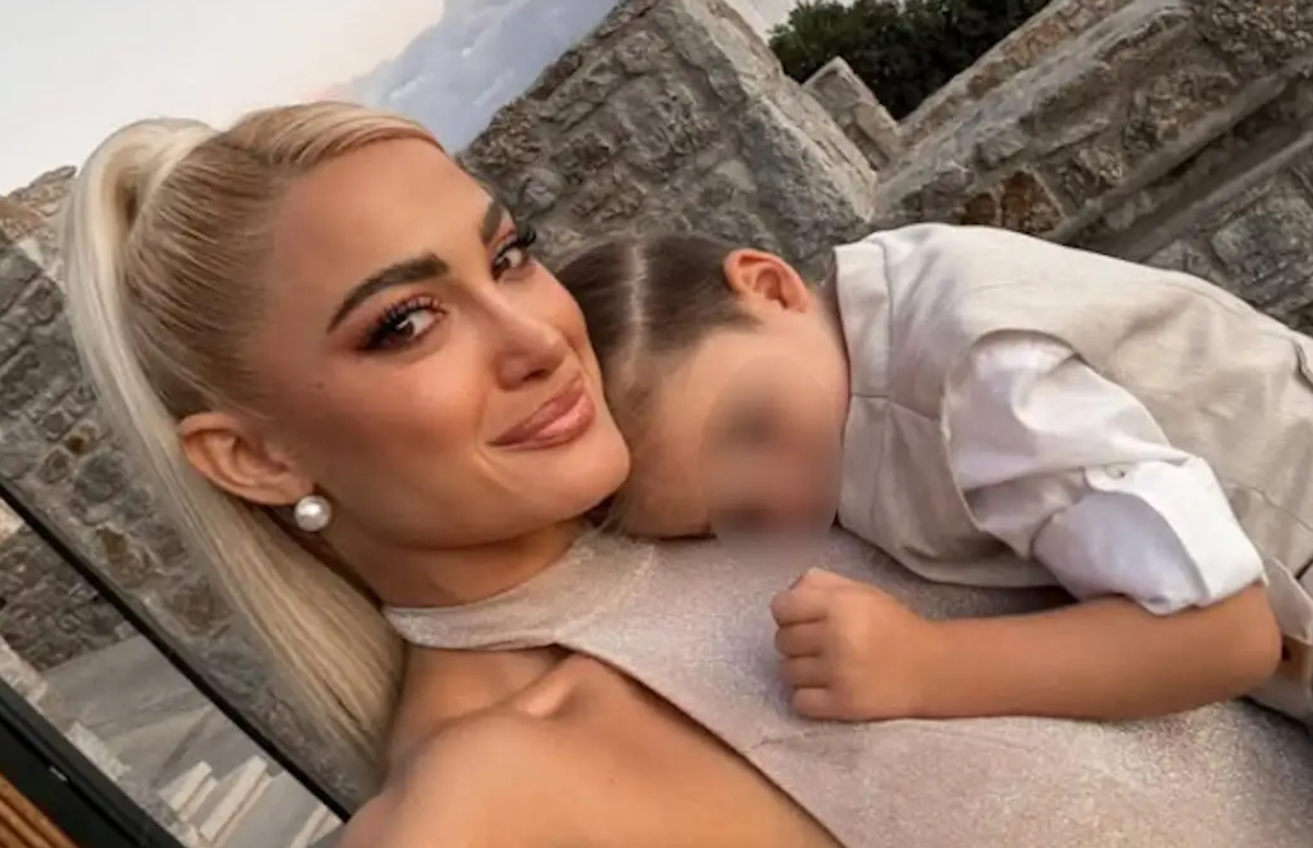 Η Ιωάννα Τούνη αγκαλιά με τον γιο της, Πάρη