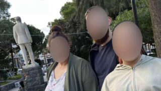 Ο αδελφός με τις δύο μικρότερες αδελφές του από τη Μεσαρά Ηρακλείου Κρήτης