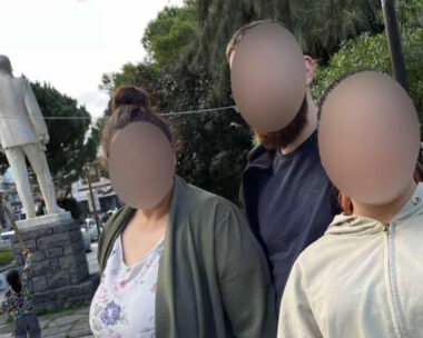 Ο αδελφός με τις δύο μικρότερες αδελφές του από τη Μεσαρά Ηρακλείου Κρήτης