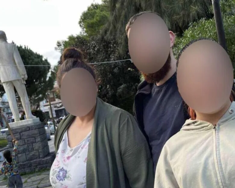 Ο αδελφός με τις δύο μικρότερες αδελφές του από τη Μεσαρά Ηρακλείου Κρήτης