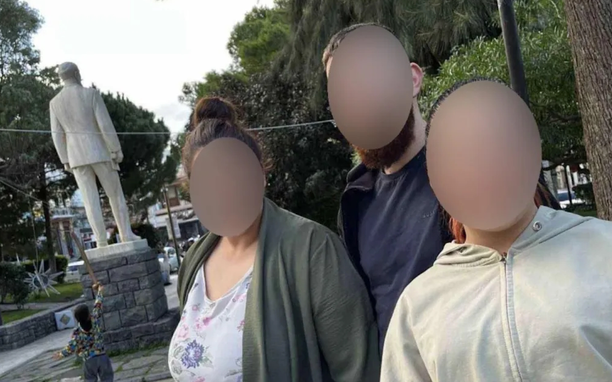 Ο αδελφός με τις δύο μικρότερες αδελφές του από τη Μεσαρά Ηρακλείου Κρήτης