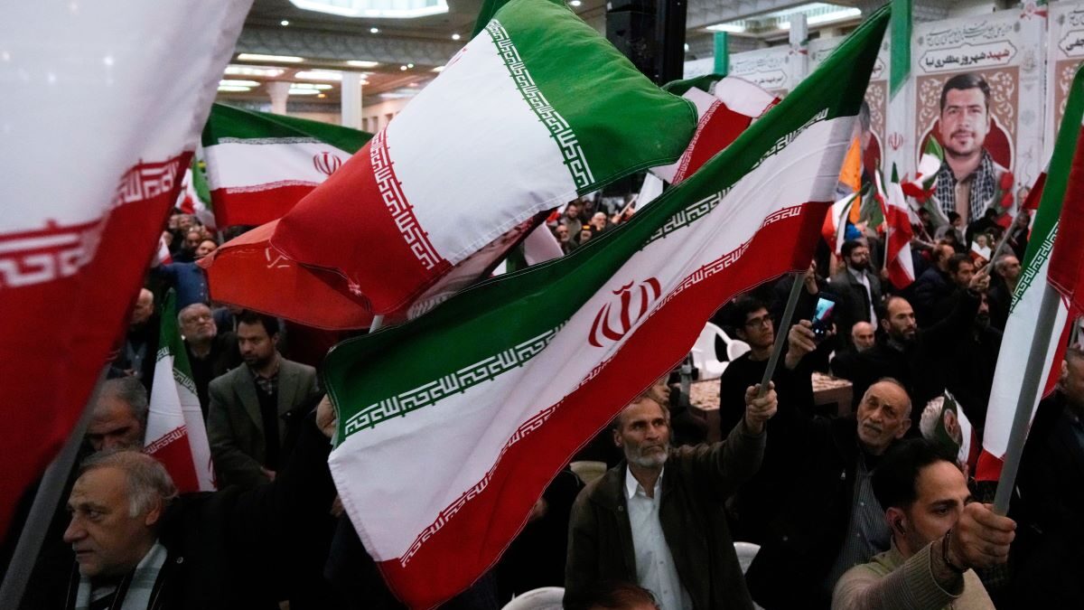 Ιρανοί με σημαίες του Ιράν