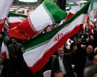 Ιρανοί με σημαίες του Ιράν