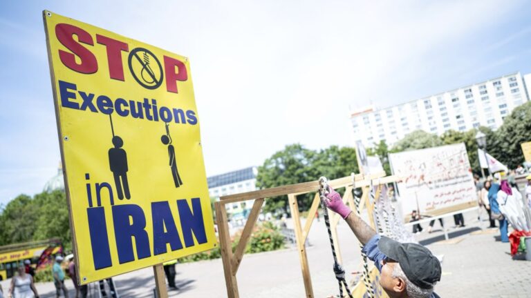Ταμπέλα με μήνυμα «Σταματήστε τις εκτελέσεις στο Ιράν»