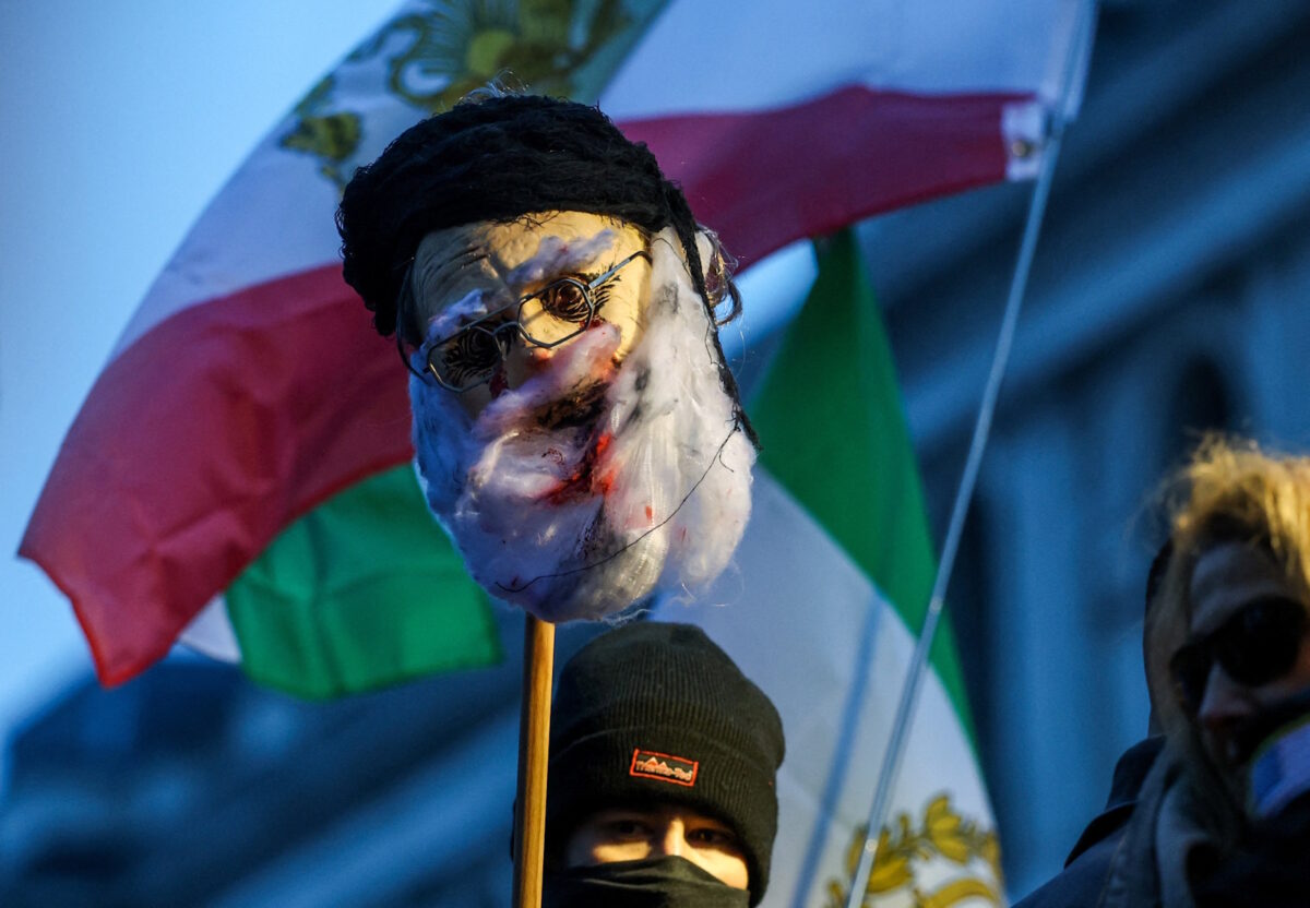 Διαδηλωτής σε πορεία κατά των Φρουρών της Επανάστασης του Ιράν και του αγιατολάχ Αλί Χαμενεΐ