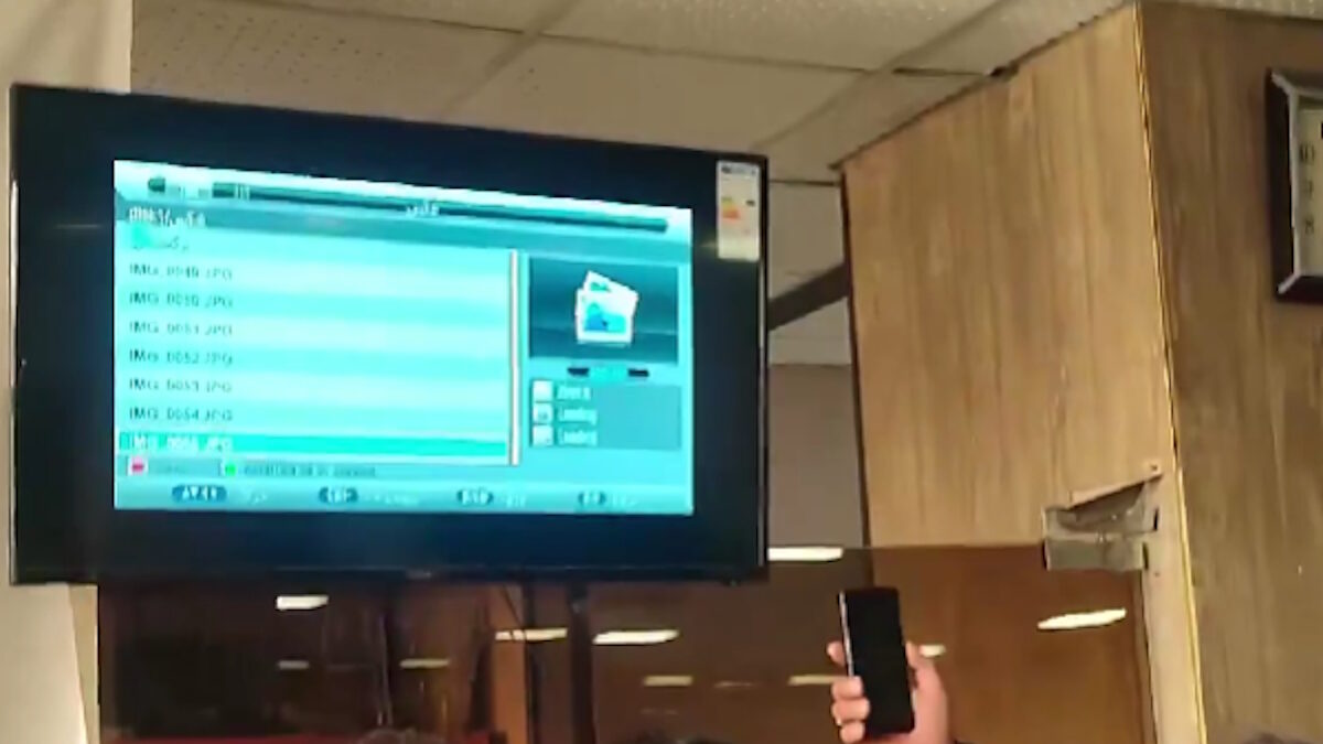 Ιρανοί παρακολουθούν βίντεο, αναζητώντας δικούς τους που σκοτώθηκαν