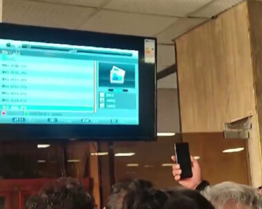 Ιρανοί παρακολουθούν βίντεο, αναζητώντας δικούς τους που σκοτώθηκαν