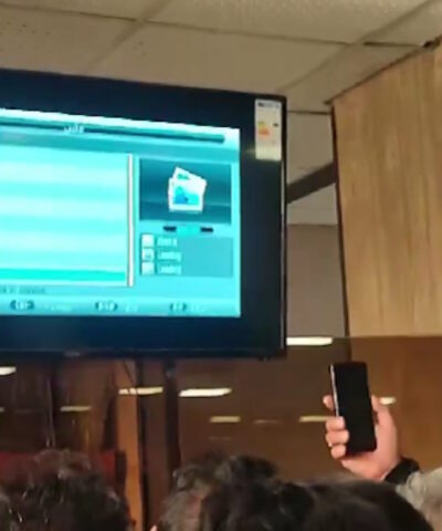 Ιρανοί παρακολουθούν βίντεο, αναζητώντας δικούς τους που σκοτώθηκαν